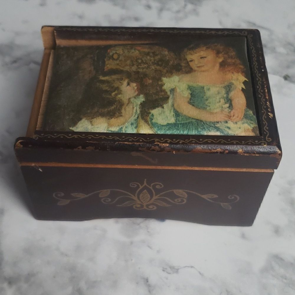‎Vintage Linden Music Box
